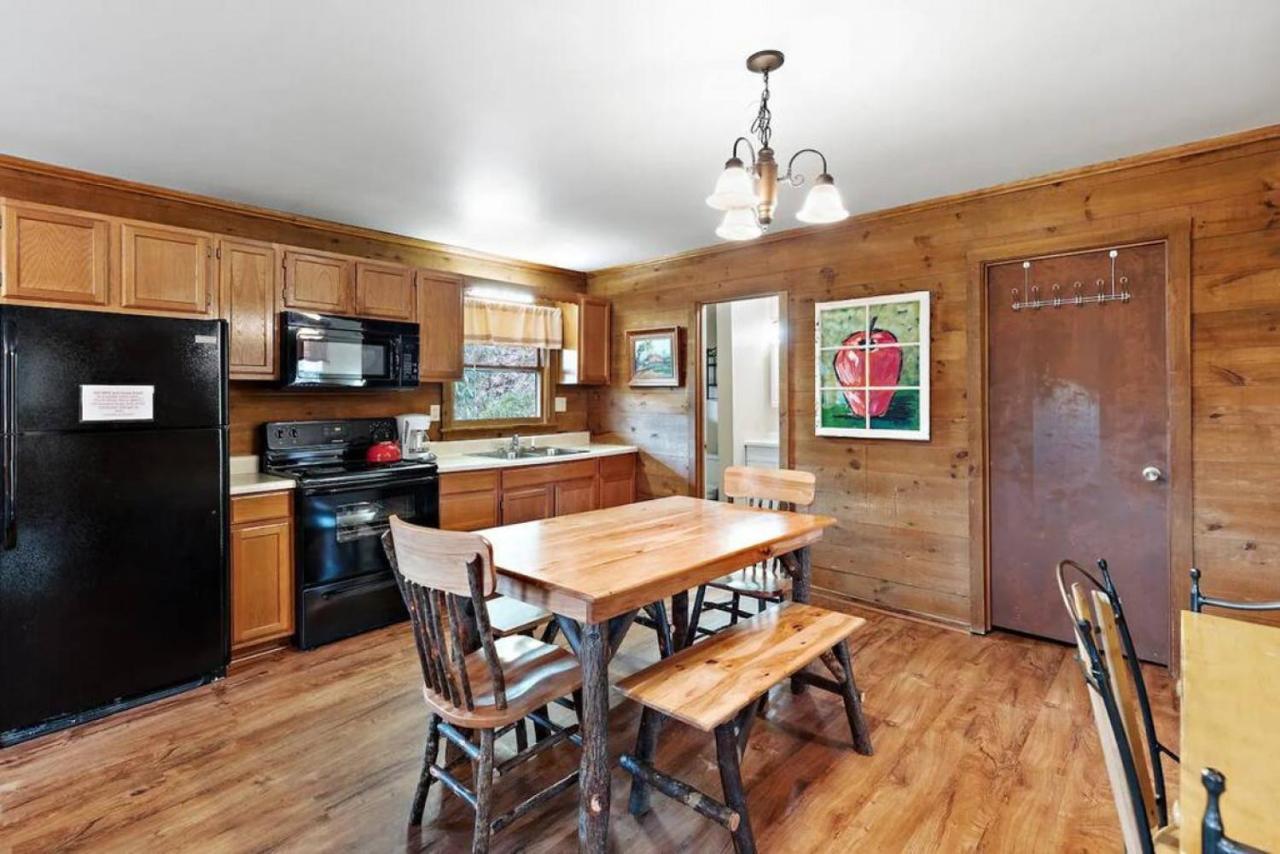 Charming Modern Cabin With Hiking Trails And Fire Pit 블로잉 롹 외부 사진